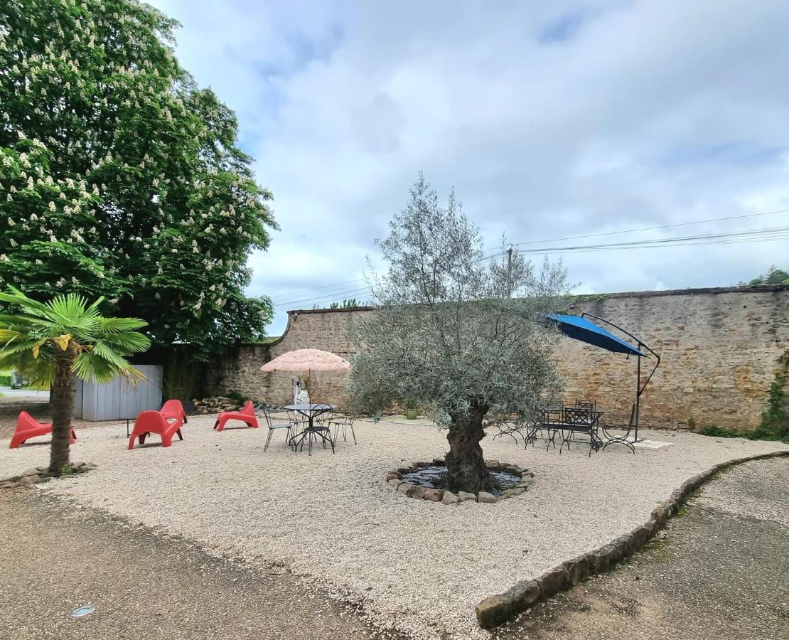 Le Manoir- Cluny Bed & Breakfast ภายนอก รูปภาพ