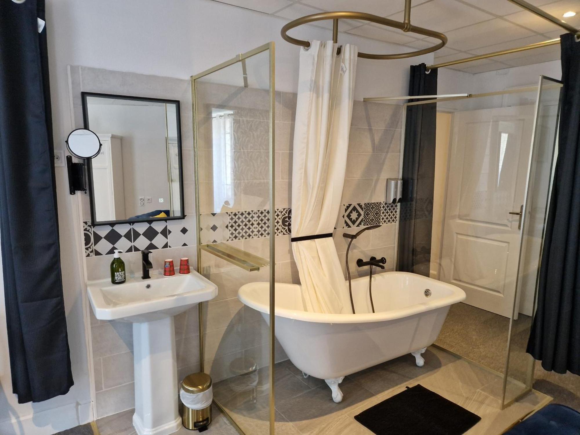 Le Manoir- Cluny Bed & Breakfast ภายนอก รูปภาพ