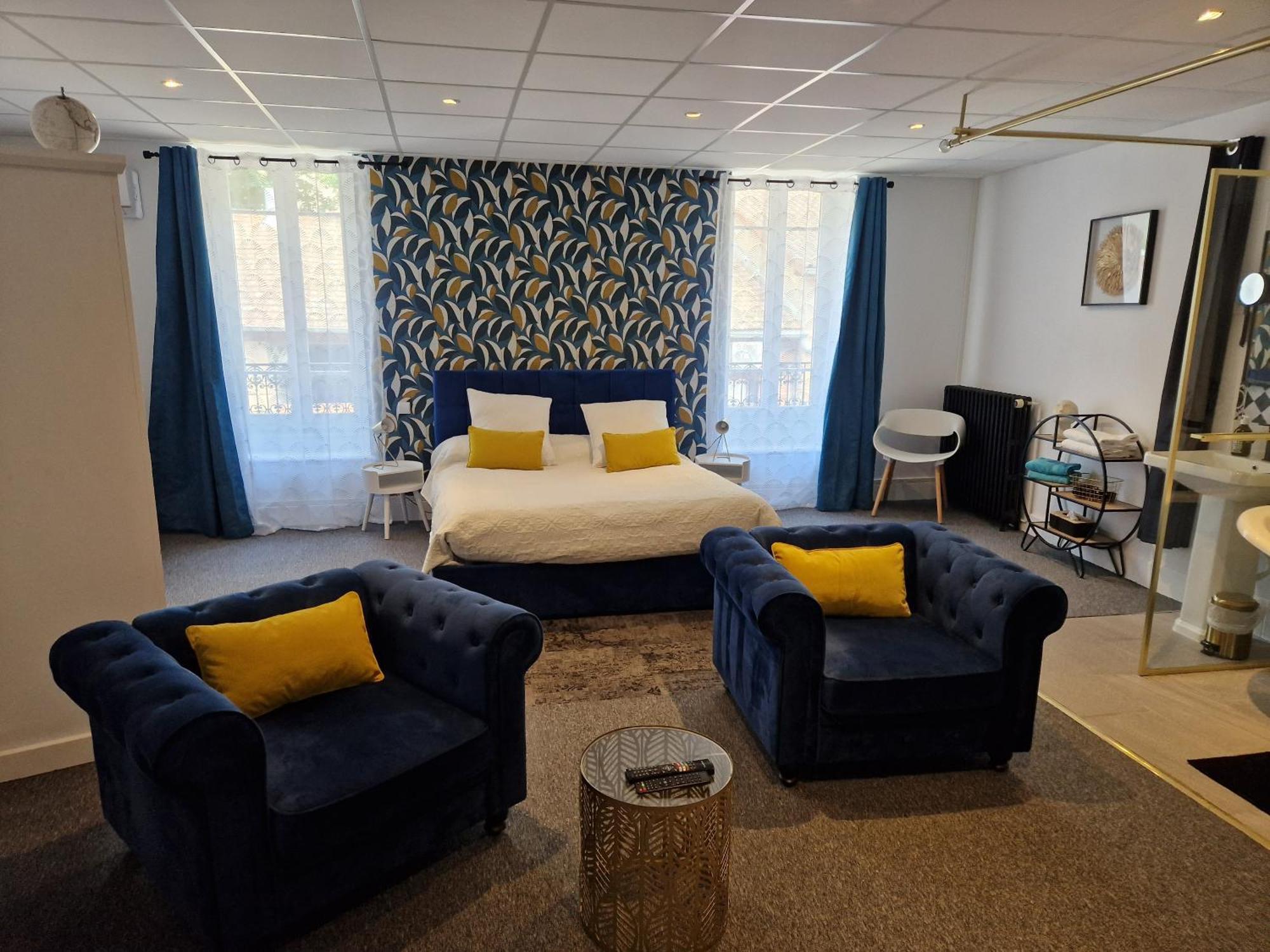 Le Manoir- Cluny Bed & Breakfast ภายนอก รูปภาพ